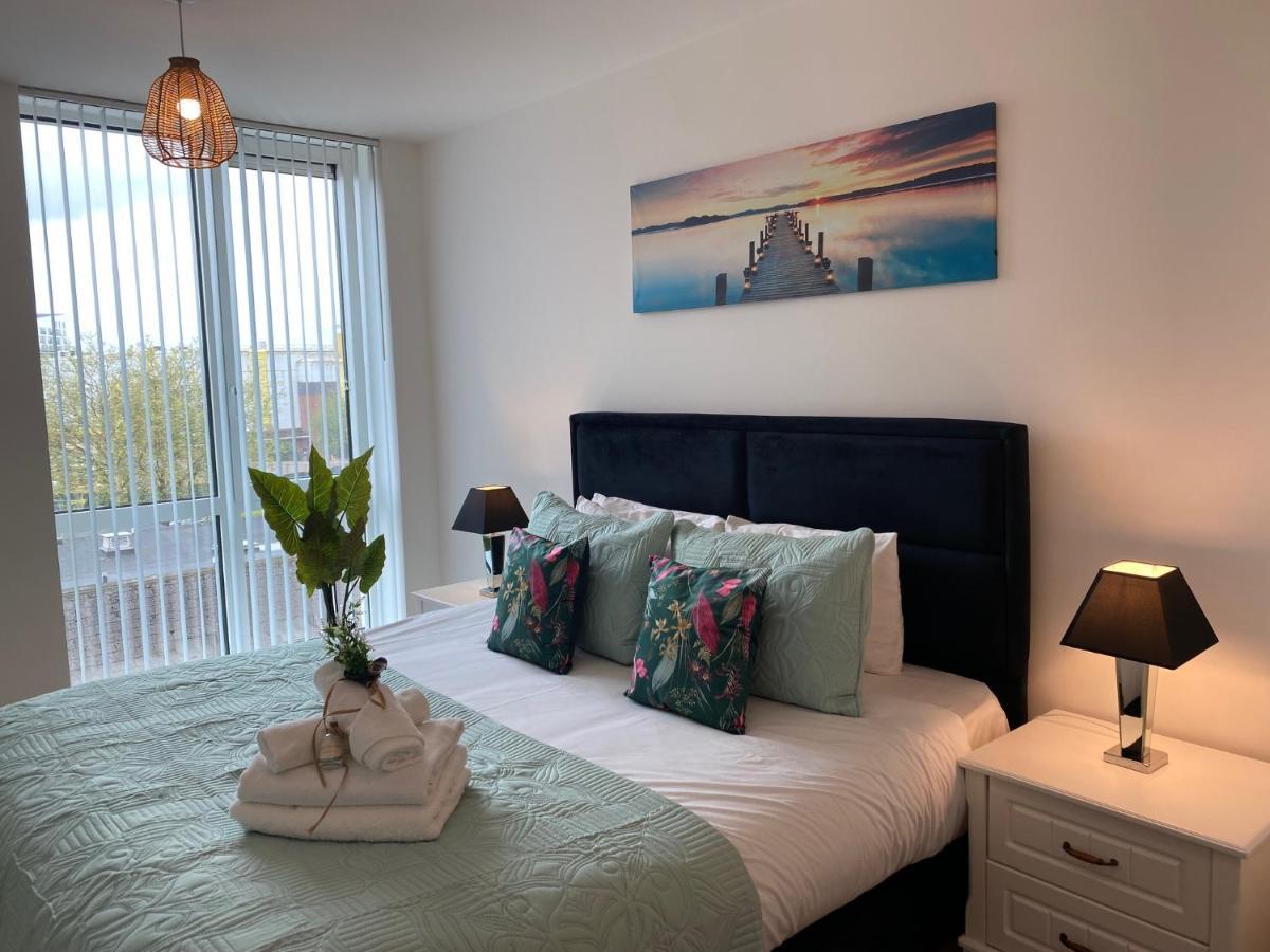 Berks Luxury Serviced Apartments,5 Bedrooms, 5 Double Beds, 2 Bathrooms, Free Super Fast Wifi & Parking Earley Экстерьер фото