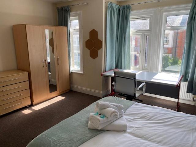 Berks Luxury Serviced Apartments,5 Bedrooms, 5 Double Beds, 2 Bathrooms, Free Super Fast Wifi & Parking Earley Экстерьер фото