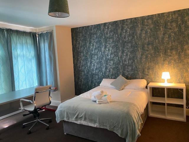 Berks Luxury Serviced Apartments,5 Bedrooms, 5 Double Beds, 2 Bathrooms, Free Super Fast Wifi & Parking Earley Экстерьер фото