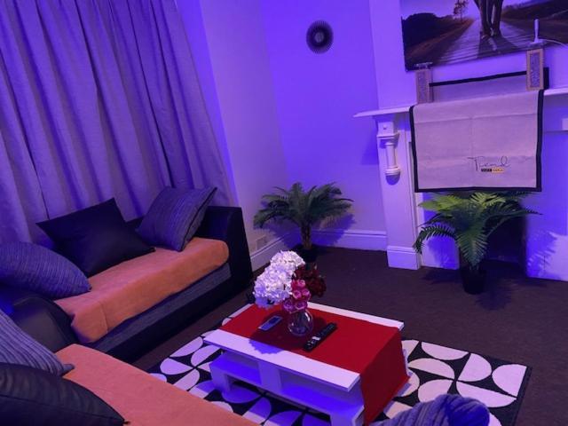 Berks Luxury Serviced Apartments,5 Bedrooms, 5 Double Beds, 2 Bathrooms, Free Super Fast Wifi & Parking Earley Экстерьер фото